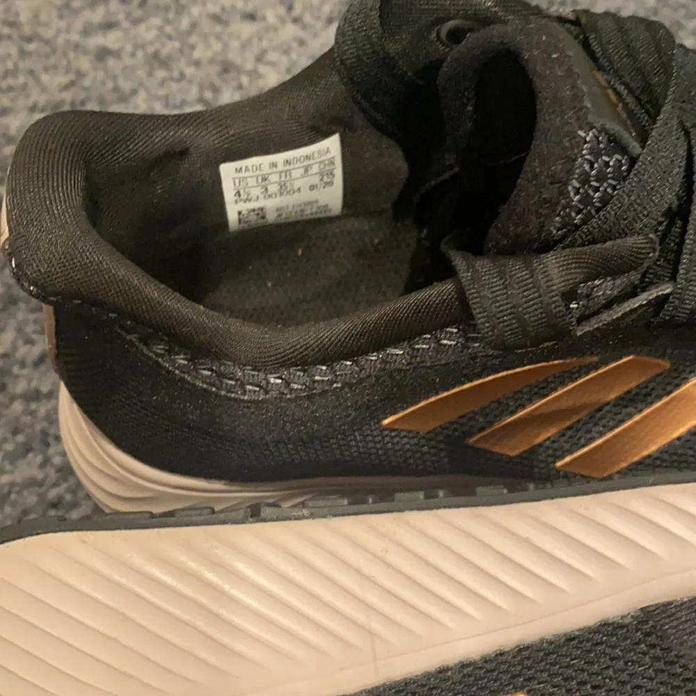 Adidas bounce kids sneakers size 4.5 EUC